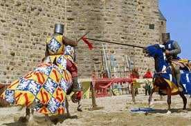 Due cavalieri medievali si sfidano in battaglia sul castello, con armature e lance, ambientazione storica e torneo cavalleresco.
