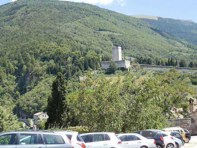 Assisi Rocca Maggiore vista del parcheggio