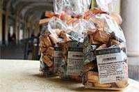 Delizie di cioccolato e frutta fresca in ciotole di ceramica, perfette per una colazione o dessert goloso, accompagnate da panna montata e biscotti. Locale accogliente per momenti conviviali.