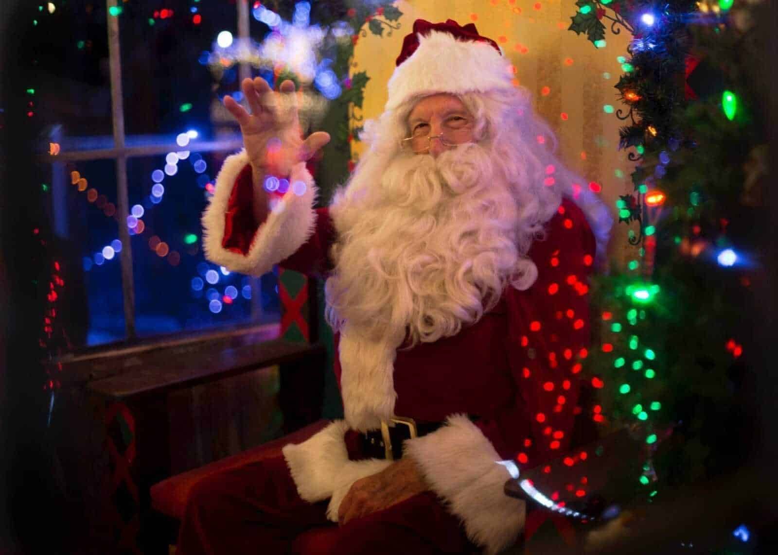 Babbo Natale non esiste? un allegro vecchietto che consegna i regali