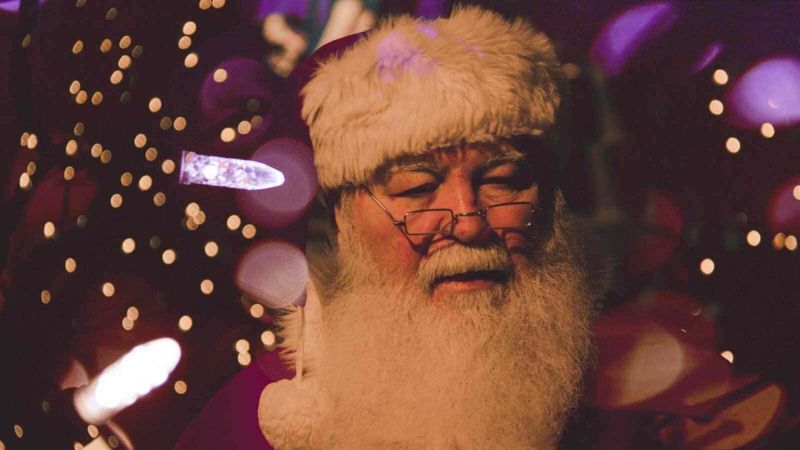 Babbo Natale non esiste? la gioia di credere nella magia 4 Babbo Natale non esiste? un allegro vecchietto che consegna i regali