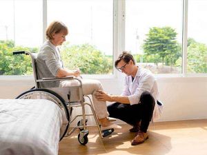 Badanti e agevolazioni economiche: l’indennità di accompagnamento 3 Assistente sanitaria che cura una paziente in sedia a rotelle in ambiente luminoso e accogliente. Cura e attenzione medica per persone anziane o con bisogni speciali.