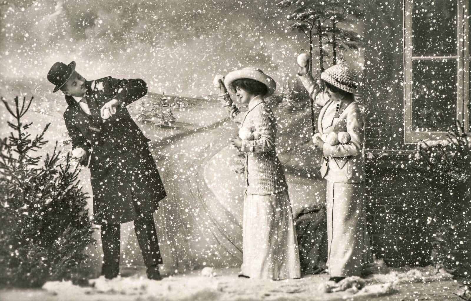 Vecchi bambini in Costumi di Natale con neve finta, scena nostalgica vintage, atmosfera invernale, decorazioni natalizie, fotografia storica delle trasferte natalizie.