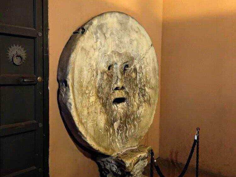 Bocca della Verità, Mosaico di Saturno con volto umano,