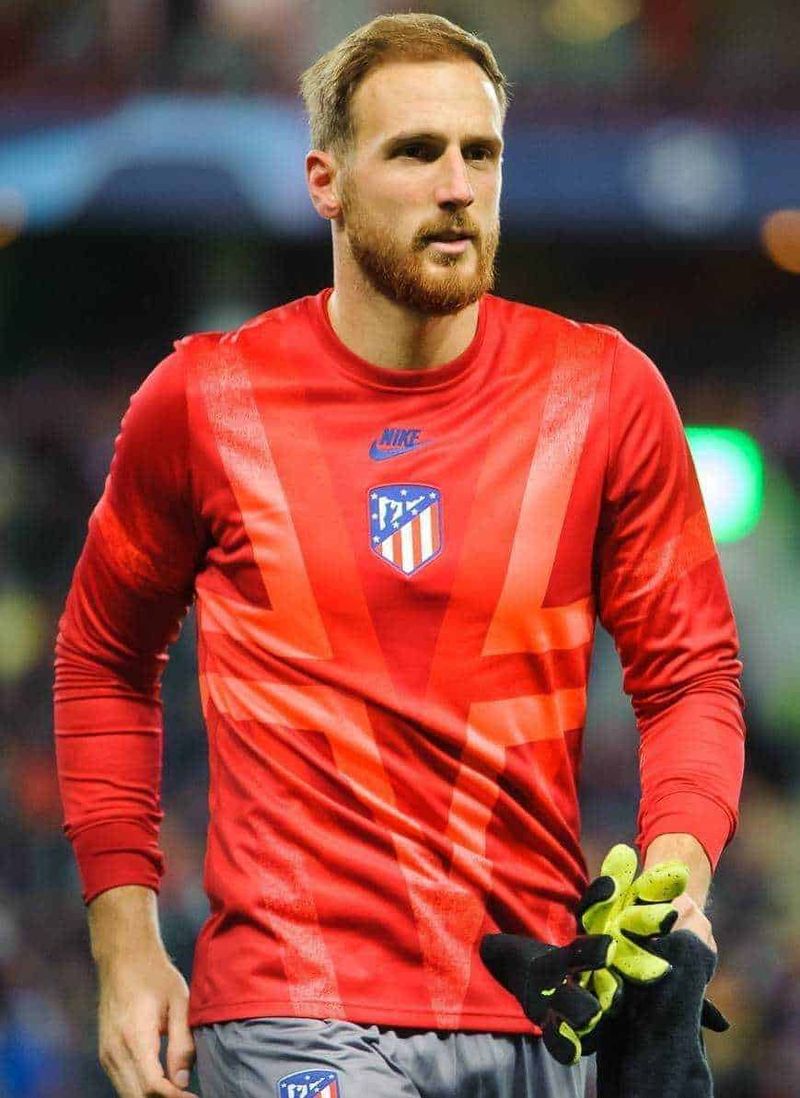 DreamTeam: Le superstar del calcio si riuniscono! Olimpiadi 2024 8 Calciatore maschio in campo con maglietta rossa del Atlético Madrid, in allenamento o partita, con sfondo di stadio.