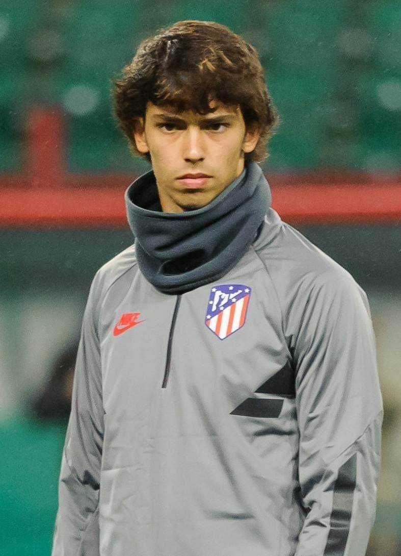 DreamTeam: Le superstar del calcio si riuniscono! Olimpiadi 2024 4 Atleta di calcio con giacca da training del club Atletico Madrid, guardaroba sportivo, logo UEFA e Nike, in allenamento o partita, focalizzato sulla preparazione atletica, sport, calcio.