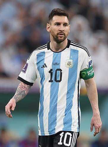 Calciatore argentino Lionel Messi con la maglia della nazionale argentina in campo durante una partita.