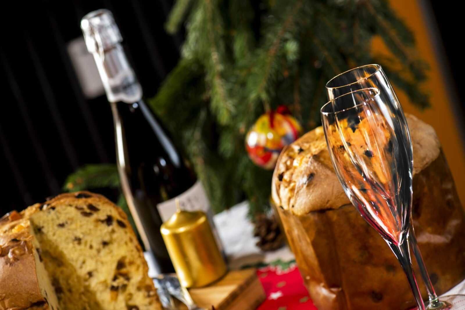 Bicchiere di vino e panettone