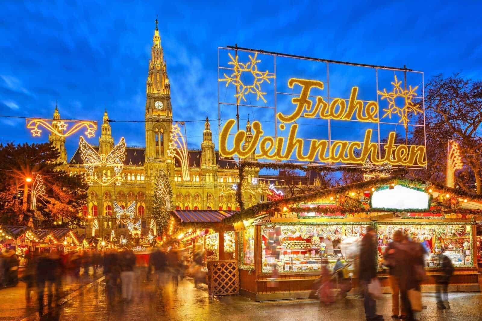 Lucia di Natale in Piazza, addobbi natalizi luminose e mercato di dicembre con decorazioni festive e atmosfera accogliente a Vienna, Austria.