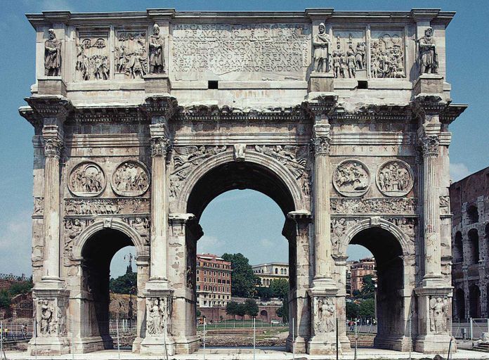 L'Arco di Costantino, imponente edificio commemorativo romano