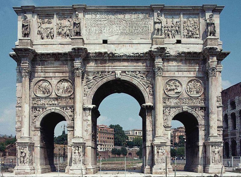 🚘L'Arco di Costantino, imponente edificio commemorativo romano 4 L'Arco di Costantino, imponente edificio commemorativo romano