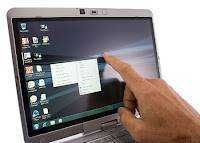 Tecnologia e strumenti digitali sul laptop, uso di applicazioni e multitasking, illustrazione moderna di lavoro digitale e gestione software.