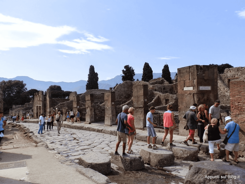 Pompei tour e curiosità di una grande civiltà romana 9 grandi blocchi di pietra posizionati sulle strade