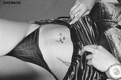 Invenzione del piercing all'ombelico, accessori necessari per camicie