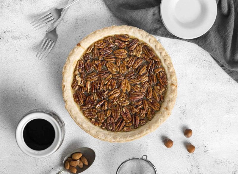 Menu di capodanno: 13 piatti da mettere a tavola 13 Pasta frolla con ripieno di noci pecan, torta golosa e croccante, accompagnata da caffè nero e mandorle, perfetta per colazione o dessert. Ricetta facile e irresistibile, ideale per gli amanti dei dolci alle noci.