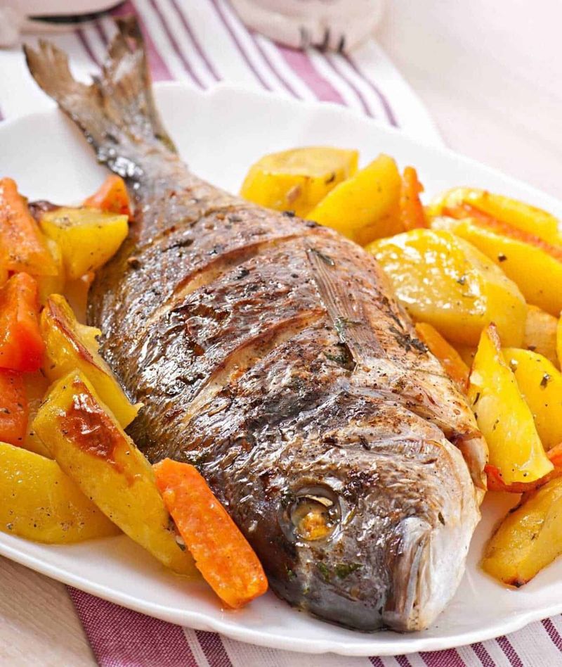 Menu di capodanno: 13 piatti da mettere a tavola 5 Pesce al forno con patate e carote, piatto tradizionale italiano ricco di sapore, ideale per una cena familiare.ate.