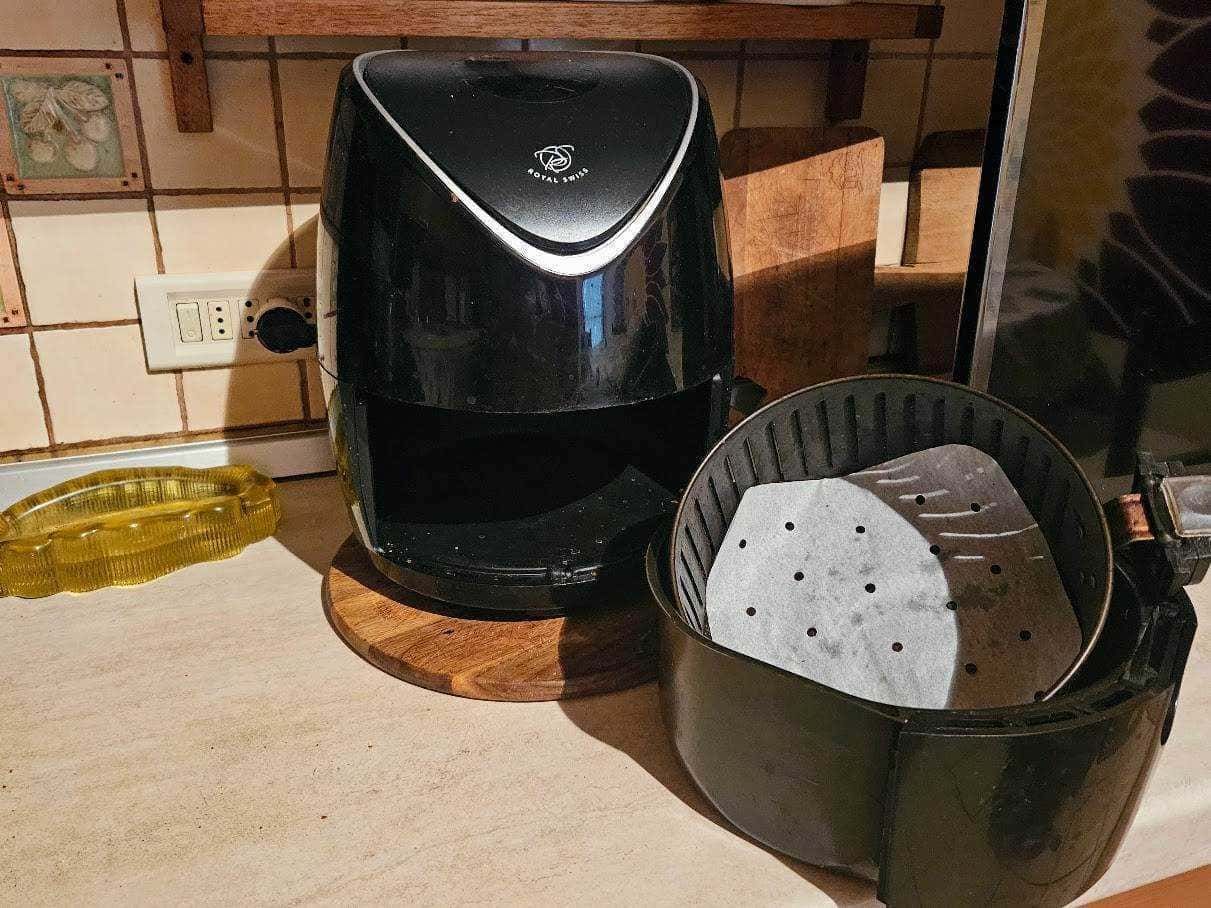 Frittaia ad aria, con l’interno rivestito di carta, posizione di riposo sul piano cucina in stile rustico.