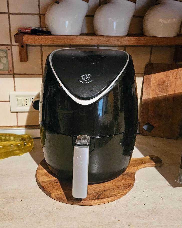 Difusore di aria calda nero Royal Swiss su tagliere di legno in cucina.