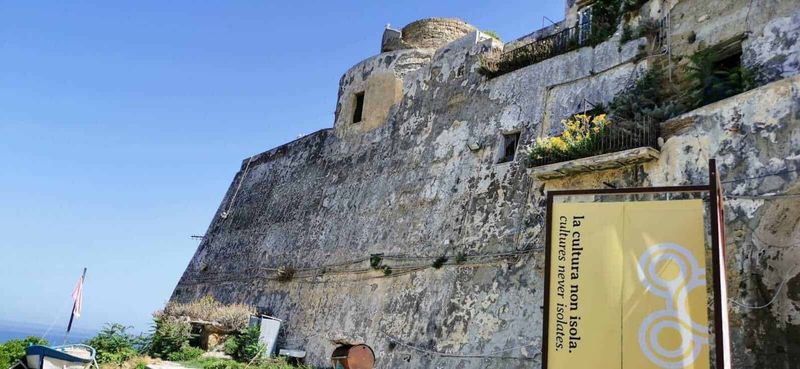 Procida: isola dei pescatori e cultura 7 Antica fortezza sul mare con muri in pietra e vista panoramica, simbolo di cultura e storia nel cuore di un paesaggio mediterraneo. Ideale per esplorare le radici storiche delle città costiere italiane.