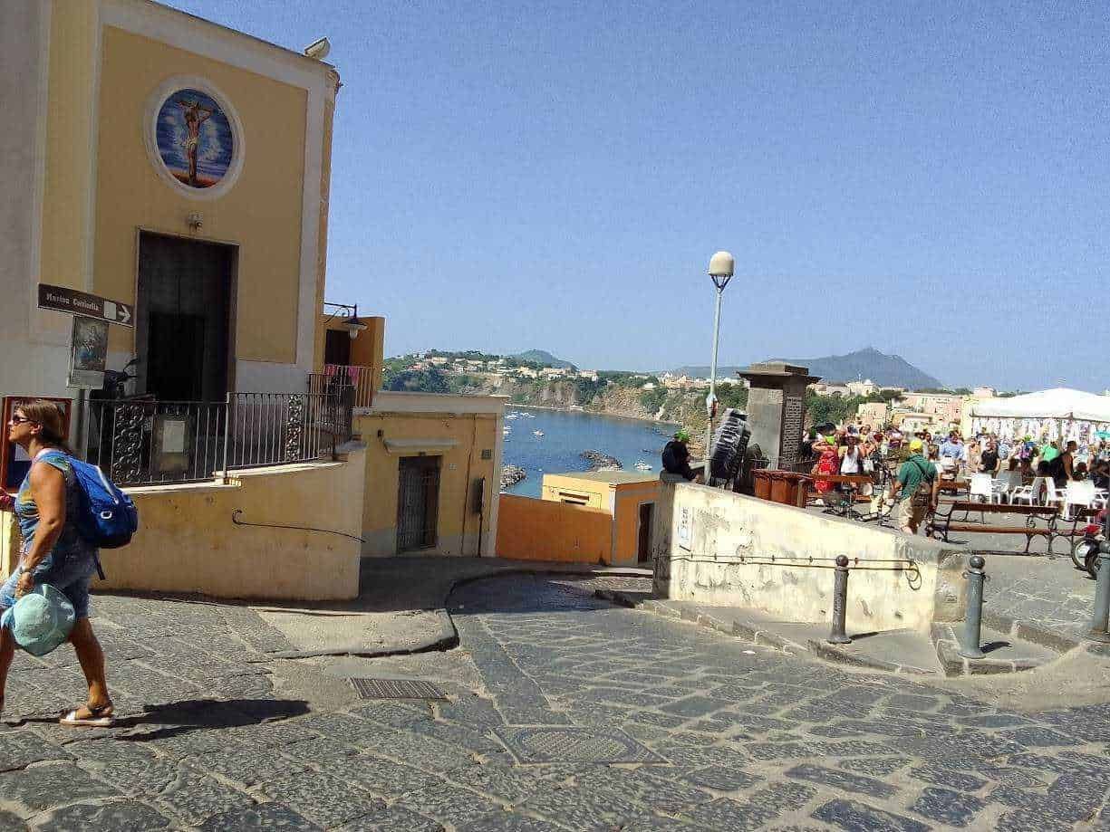 Appunti Sul Blog, veduta di un pittoresco quartiere con vista sul mare, strade acciottolate e attività turistiche, ideale per chi cerca ispirazione per esplorare destinazioni suggestive.