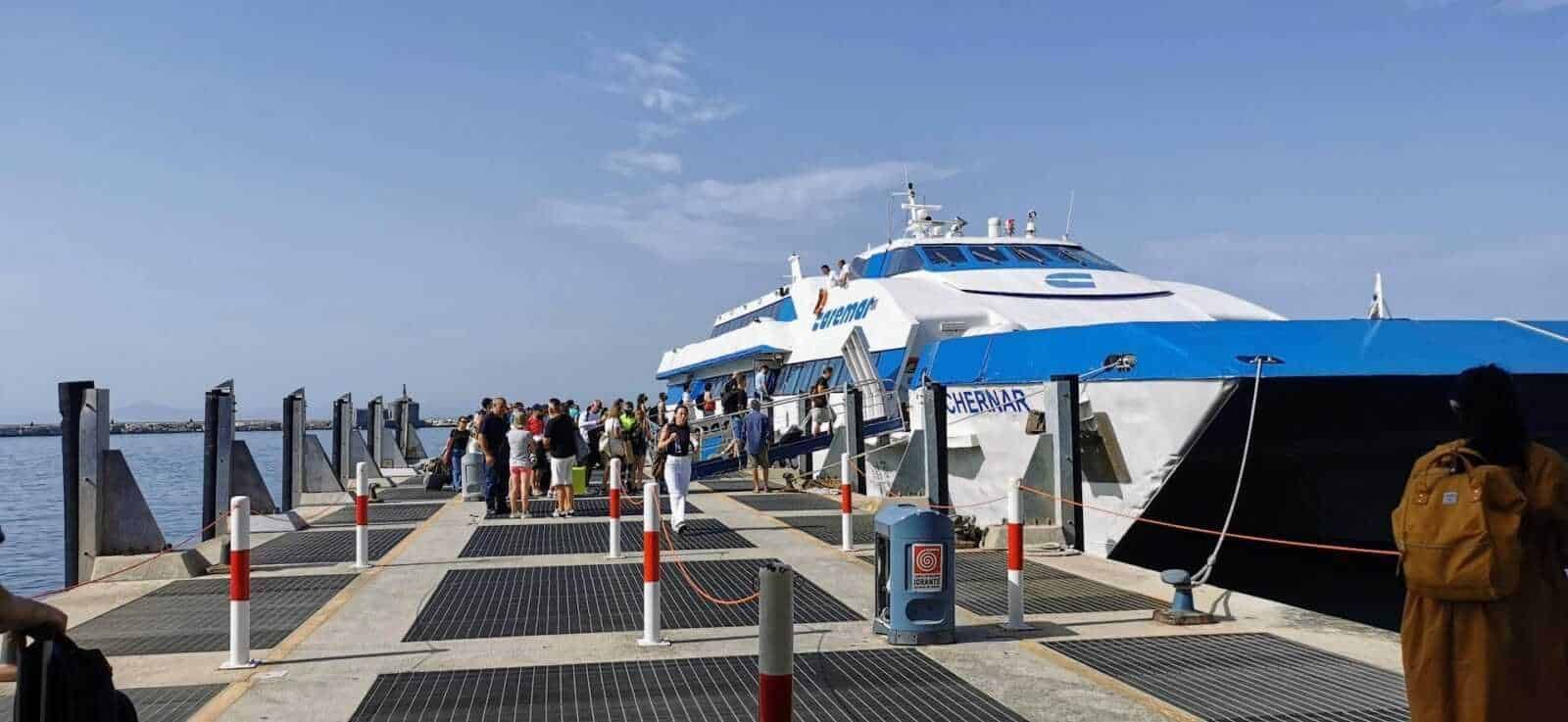 Imbarcazione traghetto Chernar in porto con passeggeri pronti alla partenza, collegamento marittimo per isole croate, viaggio in nave, turismo e trasporti marittimi in Croazia.