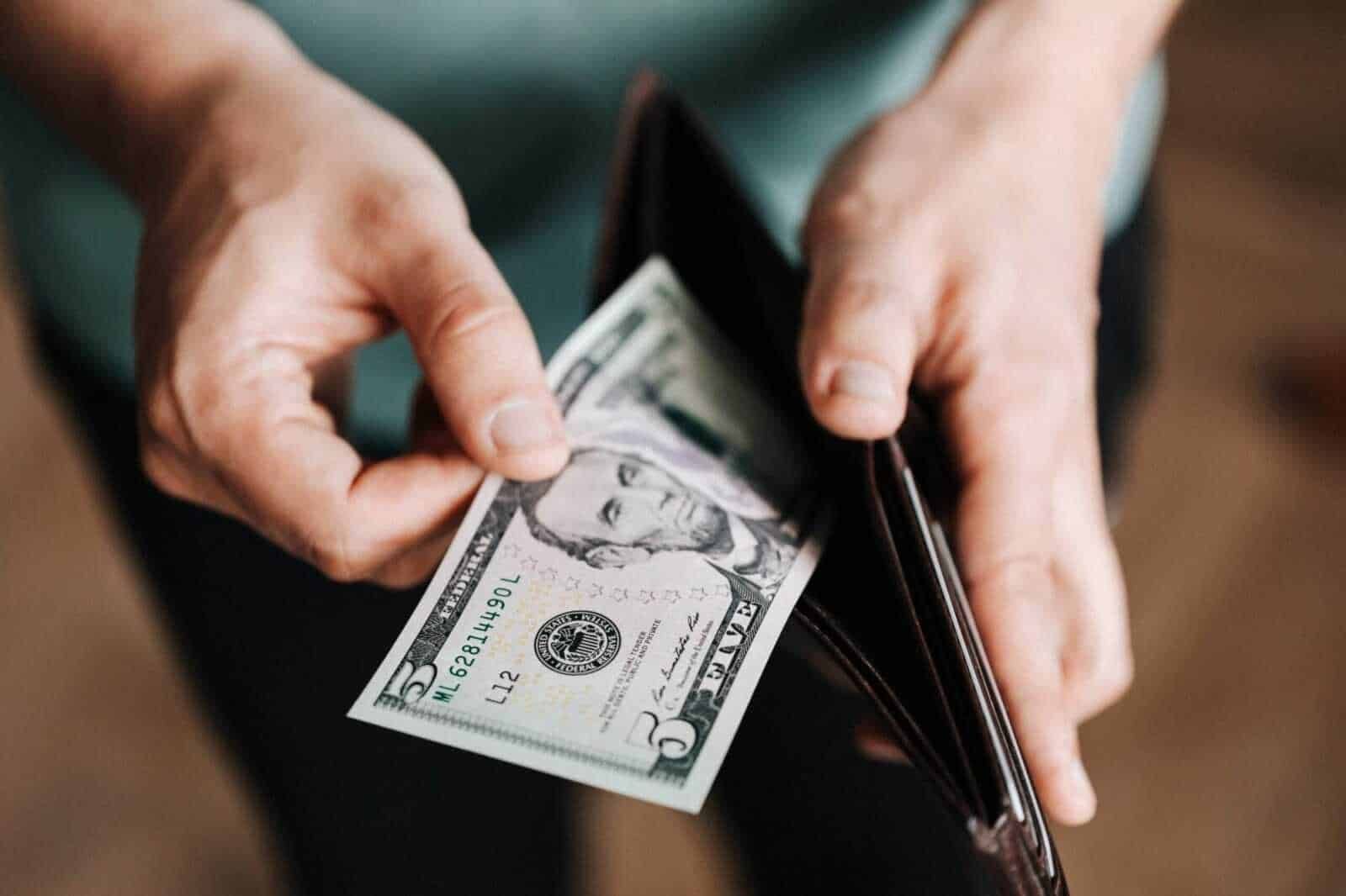 Regalare soldi in modo originale: 12 idee per compleanno, divertenti e spiritose. Portafoglio pieno di euro