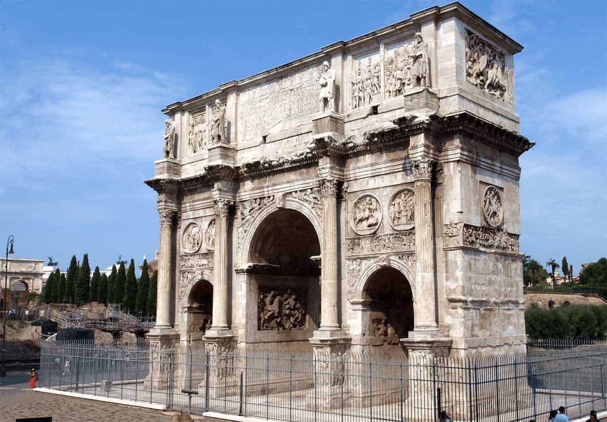 Architettura romana del Tritone di Caracalla, monumento storico di Roma, con dettagli scolpiti e colonne decorative, simbolo di antica arte e cultura italiana.
