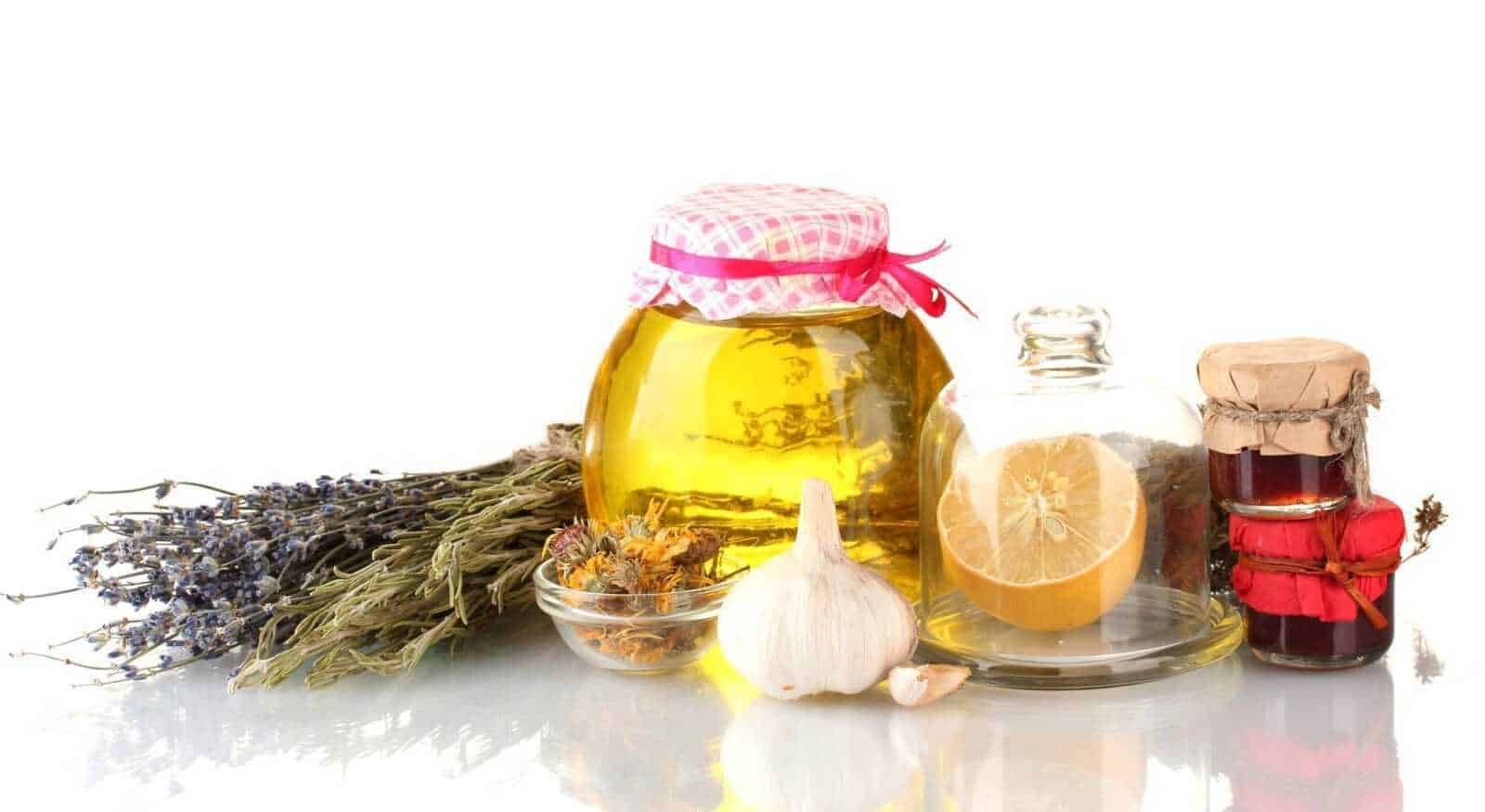 Mal di gola donna con sintomi influenzali che utilizza un termometro, con erbe medicinali come eucalipto e timo per il benessere respiratorio, concetti di rimedi naturali e salute 알.
