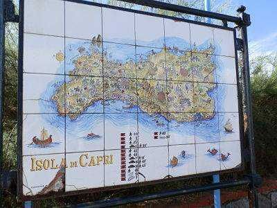 #viaggi Capri, isola carsica strappata alla terraferma Mappa. Capri isola carsica: storia geologica, natura e cosa vedere
