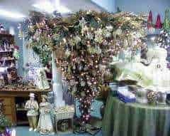Albero di Natale a testa in giù 3 Fiorista con composizione floreale decorativa, decorazioni natalizie e ambientazione vintage in negozio. Parti di arredi e oggetti decorativi presenti nel negozio Appunti Sul Blog.