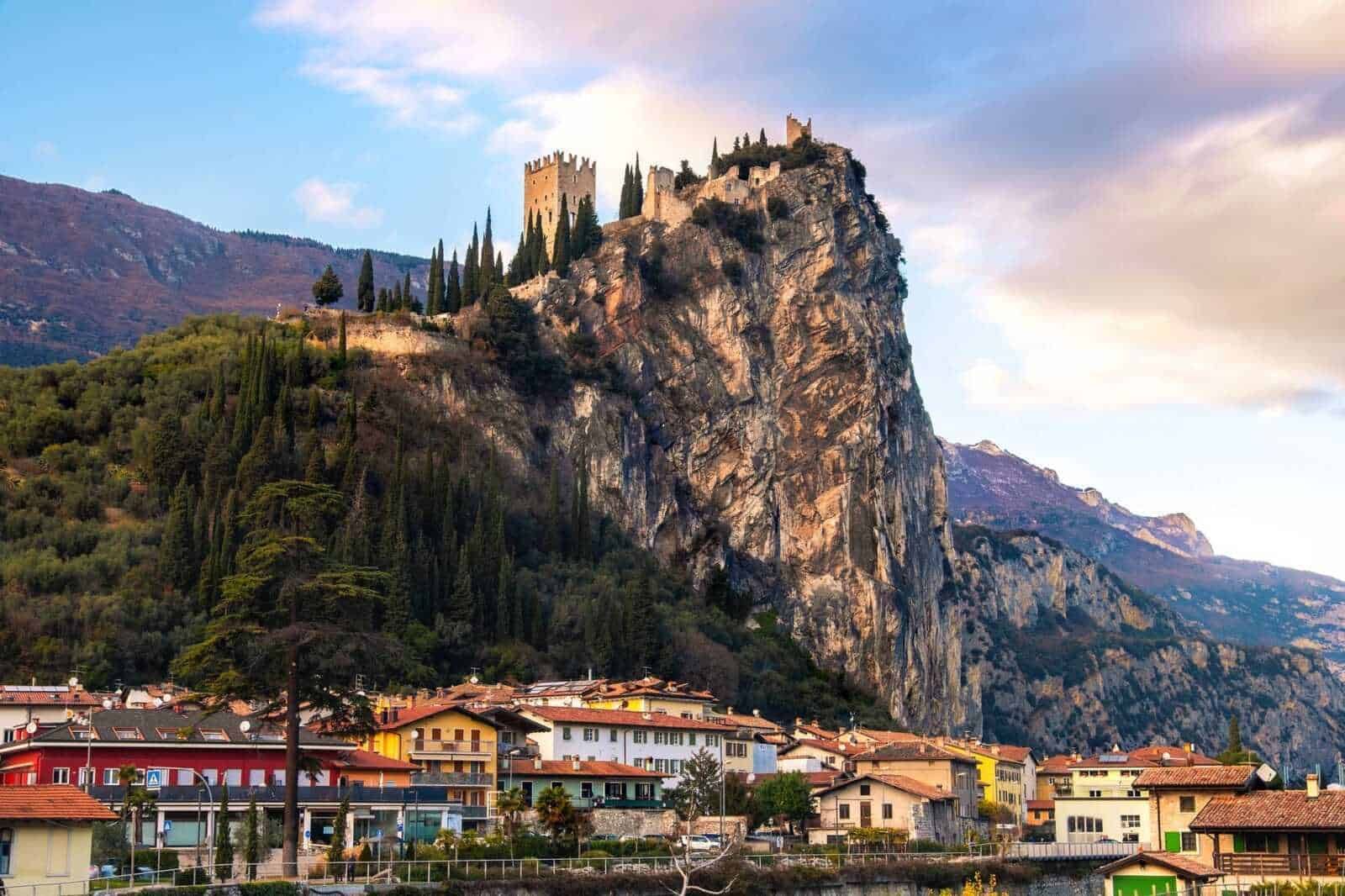 Arco con il castello sulla rupe in Trentino