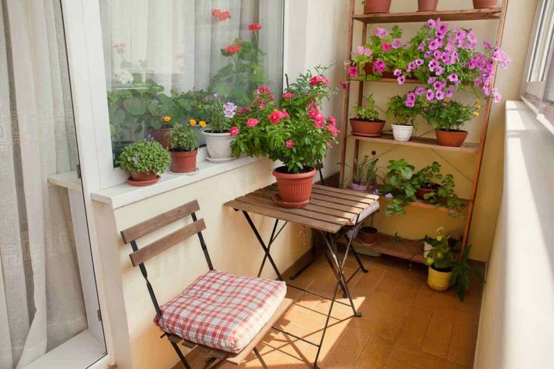 Balcone piccolo oasi di relax. Come arredarlo con piante e arredi 2 Organizzare lo spazio: arredi furbi e salvaspazio