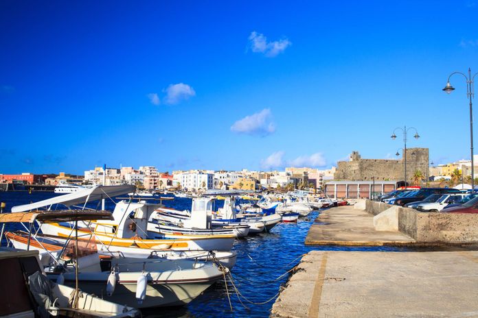 Pantelleria isola dei Dammusi e capperi