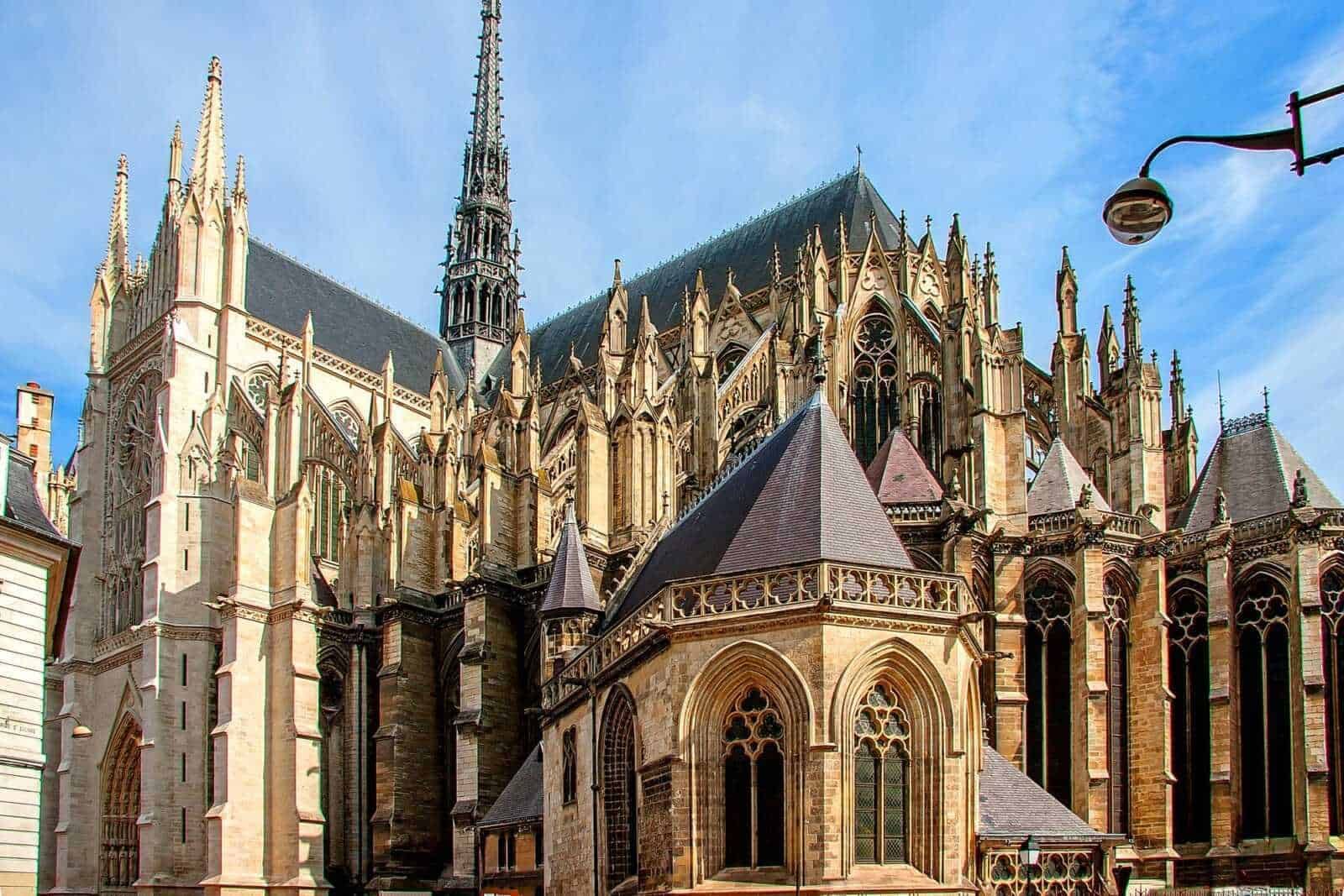 I misteri della Cattedrale di Chavres in Francia e il suo orologio astronomico