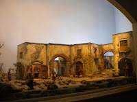 Visciano presepe vivente: e tu Piccola Betlemme 3 Antica rovina storica illuminata di sera con resti archeologici e strutture in pietra, in un ambiente storico e culturale suggestivo.