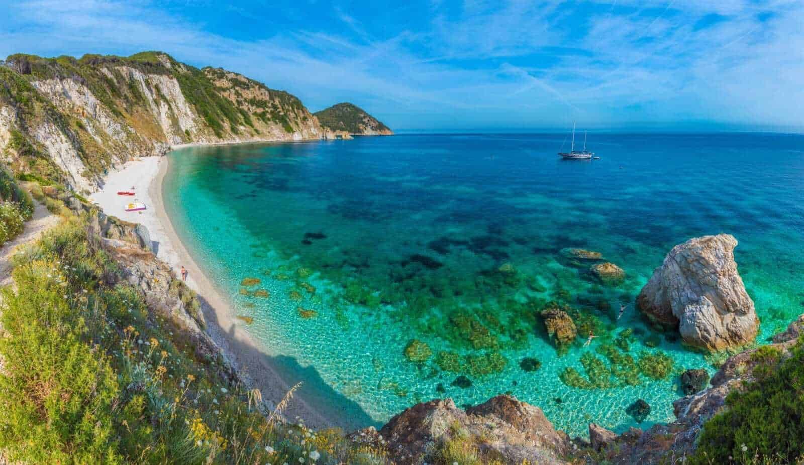 Isola d'Elba vacanze sulla spiaggia e cielo azzurro