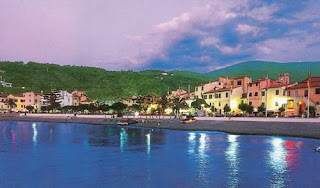 Isola d'Elba vacanze sulla spiaggia e cielo azzurro