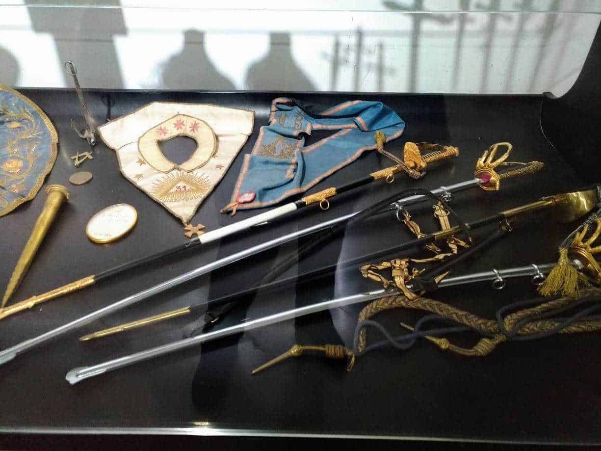 Museo Santuario Pompei, oggetti storici di valore in una teca espositiva.