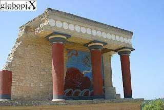 Vecchi resti di un’area archeologica con colonne colorate e un affresco antico, testimonianza di un sito storico e culturale in Italia.