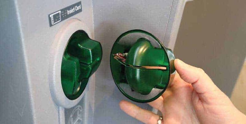 Pericoli agli sportelli bancomat: come prelevare in sicurezza 3 Dispositivo sovrapposto