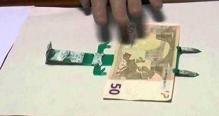 metodo della forchetta usato sia per i soldi che per le carte