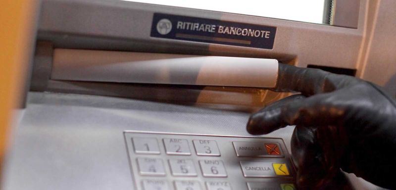 Pericoli agli sportelli bancomat: come prelevare in sicurezza 6 Cash Trapping, se vedi questo di solito ci sono criminali in agguato