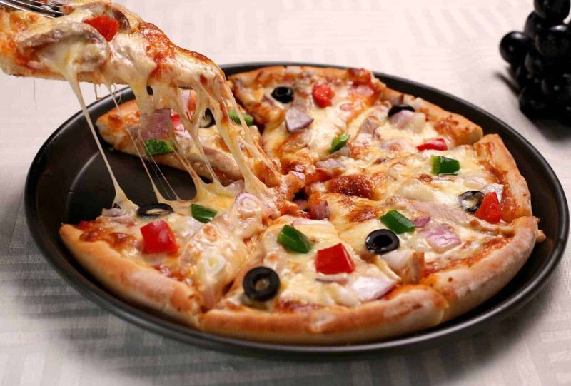 Storia della pizza: dalle origini alla pizza napoletana 3 Pizza napoletana appena sfornata