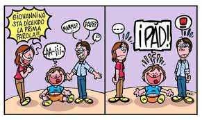 Giovanissimi in una discussione animata, bambini e adulti che parlano e ridono, scena divertente, episodio quotidiano, ambientato in un contesto scolastico o familiare.