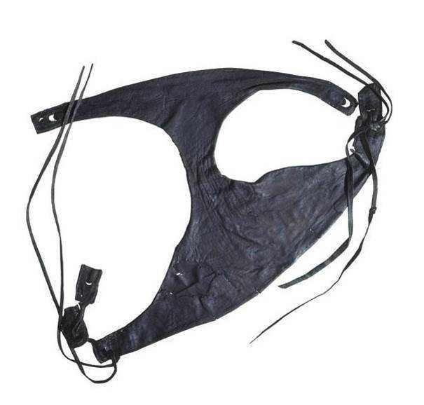 Mascherina protettiva in tessuto nero con cinturini regolabili, ideale per la protezione individuale e la prevenzione delle infezioni. Design comodo e traspirante, perfetta per uso quotidiano e attività all'aperto.