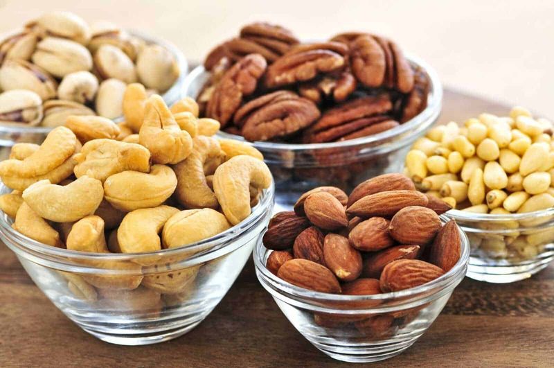 10 alimenti ricchi di ferro per diete vegane 4 Noci e frutta secca ricche di ferro