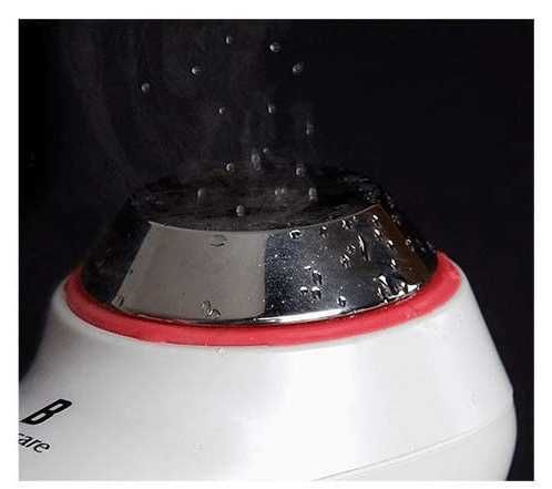 L'immagine mostra un vaporizzatore o umidificatore con goccioline d'acqua sulla superficie, utilizzato per la diffusione di vapore in ambienti domestici o terapeutici.