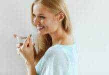 Borse a tracolla: la scelta migliore per la propria routine 3 Sorriso di donna che mangia yogurt, stile di vita sano e benessere.