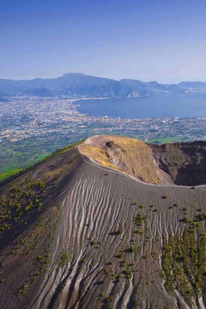 Fenomeni vulcanici e i terremoti nel mondo 2 Il Vulcano a Napoli