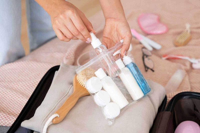 Come mantenere una pelle impeccabile anche in viaggio: consigli e prodotti multiuso per una pelle idratata e luminosa 2 Come mantenere una pelle impeccabile anche in viaggio: consigli e prodotti multiuso per una pelle idratata e luminosa